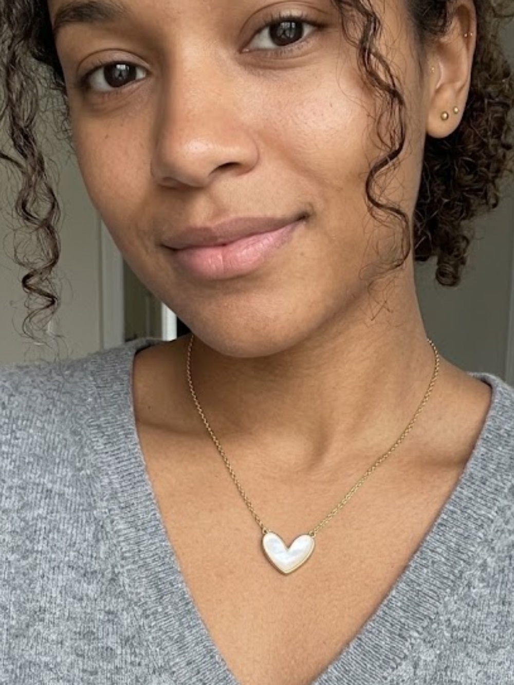 NWT Dainty Gold Pearl Heart Necklace Mother of Pearl Charm Minimalist Jewelry
C4
